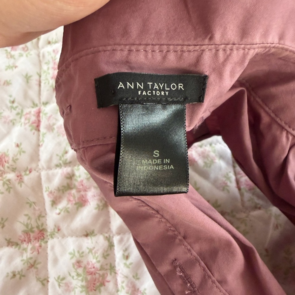 Ann Taylor Factory Mauve Sleeveless Button-Down Shirt - Picture 2 of 3